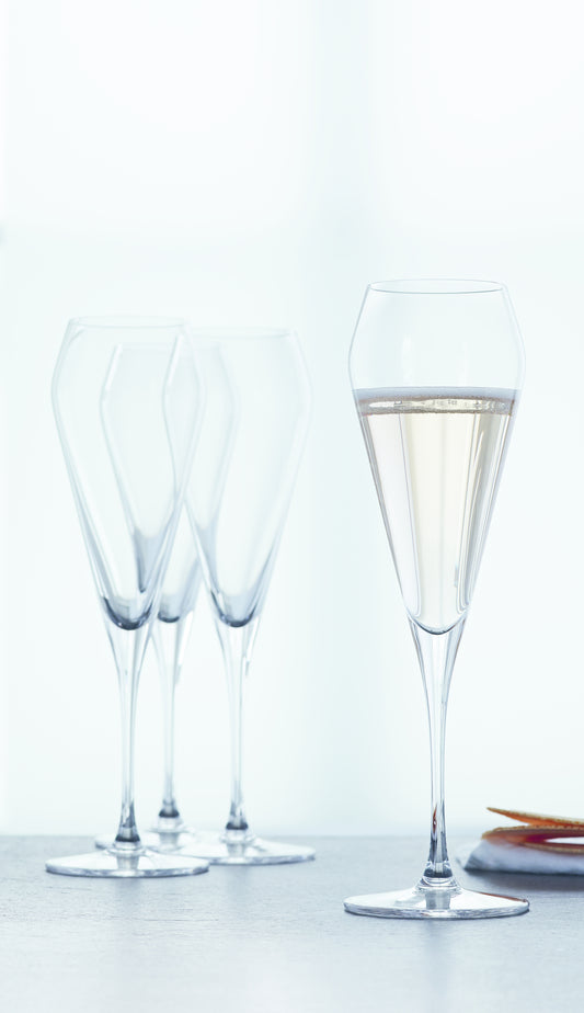 Set di 4 flute champagne in vetro cristallino. Dimensioni: mm 69 x 238 h - Capacità: 240 ml. Lavabile in lavastoviglie. Selezione di prodotti Spiegelau in negozio e online su tuttochic.live