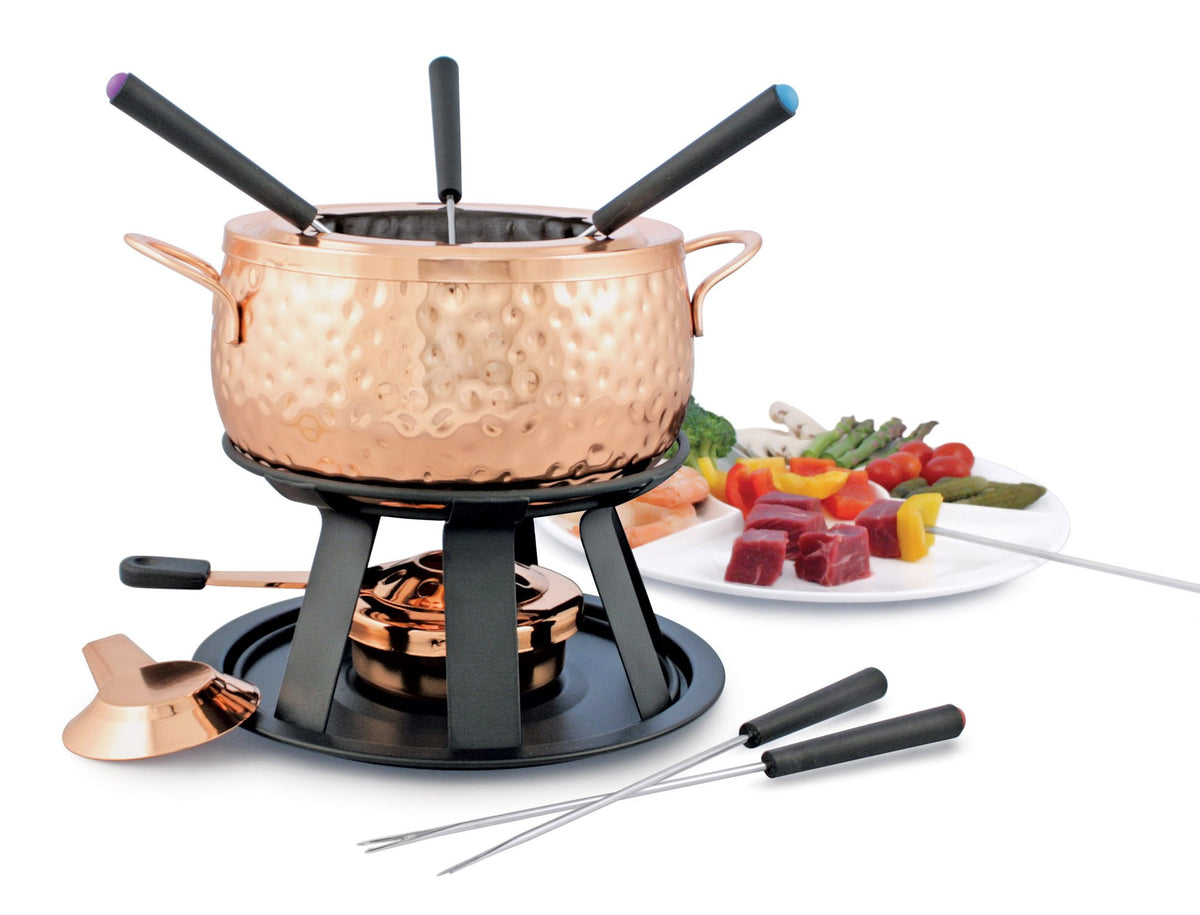 Il set da 11 pezzi include pentola per fonduta, paraschizzi, 6 forchette, bruciatore per fonduta e scheda di ricette. Pentola in acciaio inox 18/8 di spessore 0,8 mm, con apertura affusolata per mantenere il calore all'interno della pentola ed evitare fuoriuscite. In negozio e online su tuttochic.live