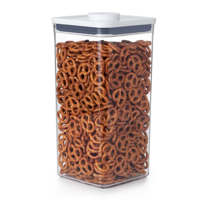 Contenitori ermetici a forma quadrata con comodo bottone centrale per una facile apertura e chiusura, mantengono gli alimenti freschi e asciutti e la tua dispensa organizzata.• Disponibili in varie dimensioni. In negozio e online su tuttochic.live