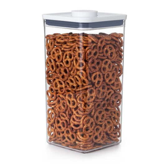Contenitori ermetici a forma quadrata con comodo bottone centrale per una facile apertura e chiusura, mantengono gli alimenti freschi e asciutti e la tua dispensa organizzata.• Disponibili in varie dimensioni. In negozio e online su tuttochic.live