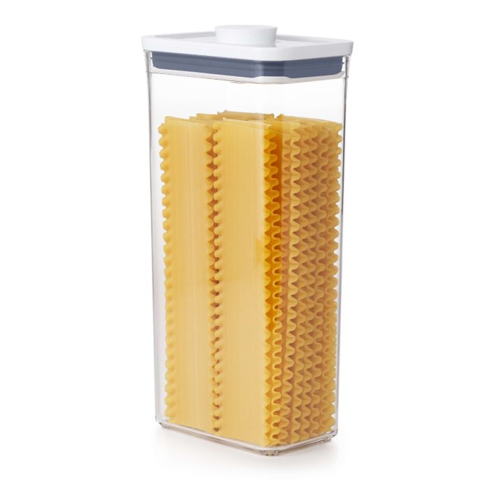 Contenitori ermetici a forma quadrata con comodo bottone centrale per una facile apertura e chiusura, mantengono gli alimenti freschi e asciutti e la tua dispensa organizzata. h32 x 10,8 x 16,5 cm. In negozio e online su tuttochic.live