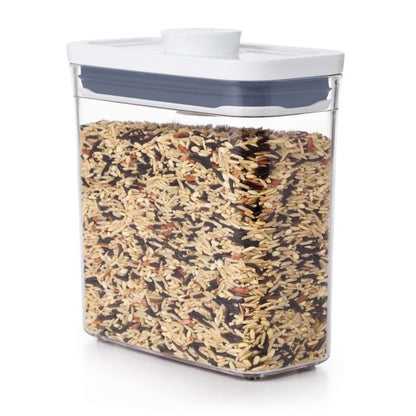 Contenitori ermetici a forma rettangolare con comodo bottone centrale per una facile apertura e chiusura, mantengono gli alimenti freschi e asciutti e la tua dispensa organizzata.  h15,9 x 8,3 x 15,9 cm. In negozio e online su tuttochic.live