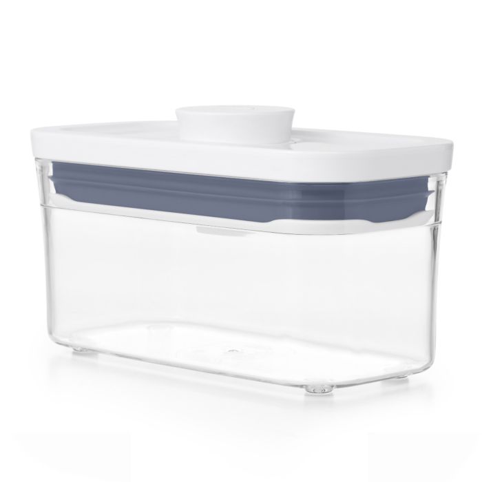 Contenitori ermetici a forma rettangolare con comodo bottone centrale per una facile apertura e chiusura, mantengono gli alimenti freschi e asciutti e la tua dispensa organizzata. h8,4 x 8,3 x 15,9. In negozio e online su tuttochic.live