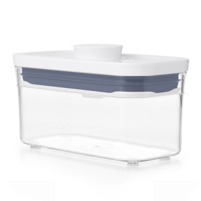 Contenitori ermetici a forma rettangolare con comodo bottone centrale per una facile apertura e chiusura, mantengono gli alimenti freschi e asciutti e la tua dispensa organizzata. h8,4 x 8,3 x 15,9. In negozio e online su tuttochic.live