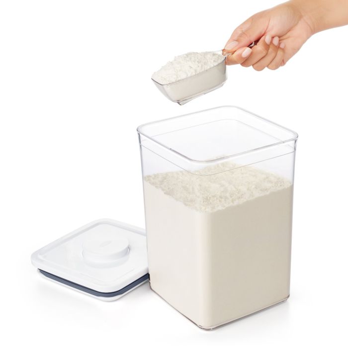 Cucchiaio ideale per misurare o porzionare ingredienti secchi come farina, zucchero, avena, riso, cereali, fagioli, granola e altro ancora. Posizionabile nella parte inferiore dei nuovi coperchi dei contenitori POP (esclusi contenitori mini). In negozio e online su tuttochic.live