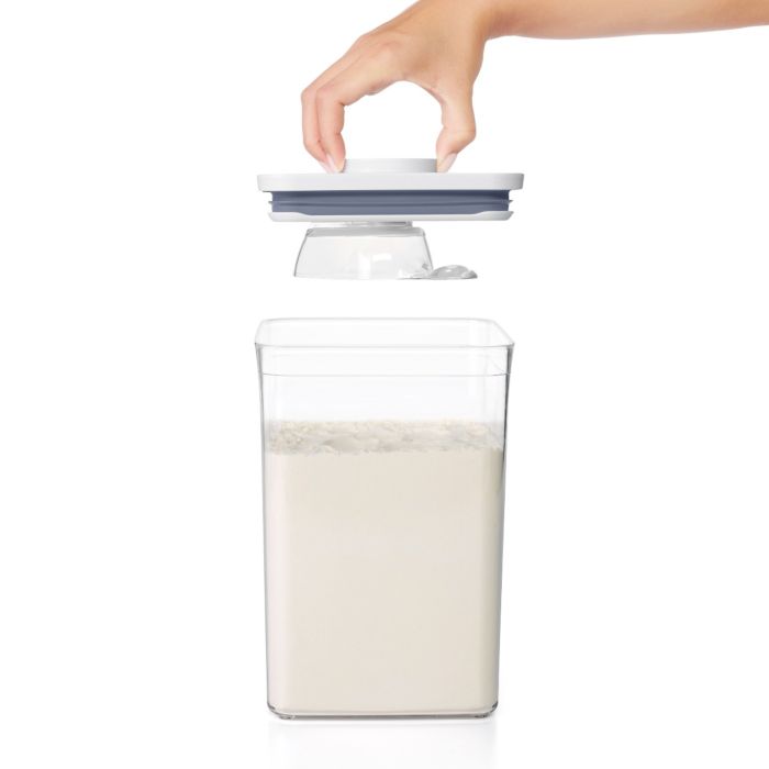 Cucchiaio ideale per misurare o porzionare ingredienti secchi come farina, zucchero, avena, riso, cereali, fagioli, granola e altro ancora. Posizionabile nella parte inferiore dei nuovi coperchi dei contenitori POP (esclusi contenitori mini). In negozio e online su tuttochic.live