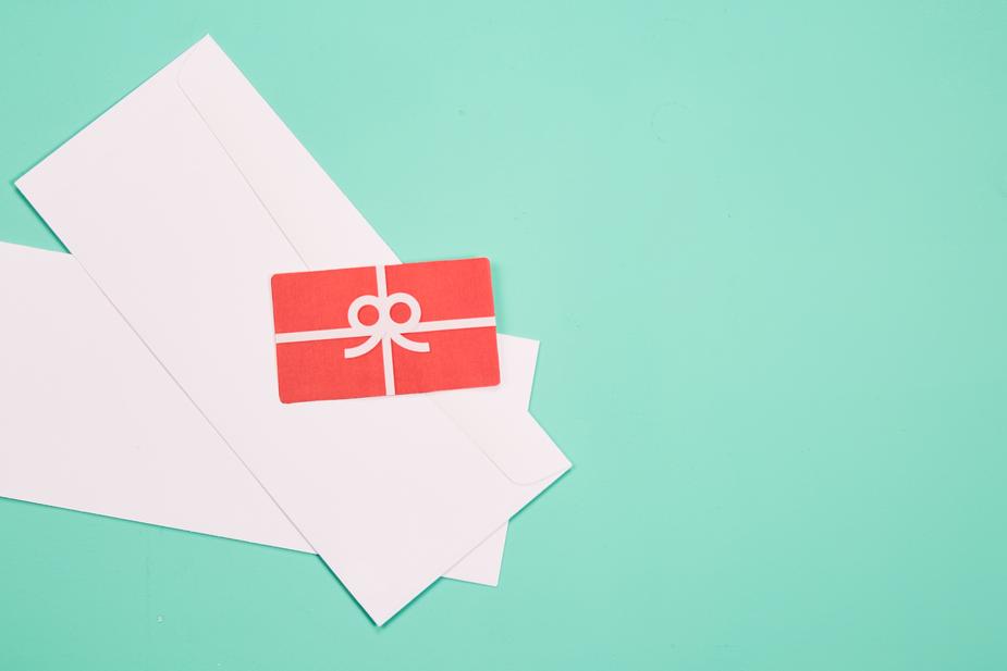 Vuoi fare un regalo a una persona, ma non sai cosa? Lascia che sia lui o lei a decidere con un buono regalo Tutto Chic. Puoi aggiungere più Buoni per regalare la somma che desideri. In negozio e online su tuttochic.live