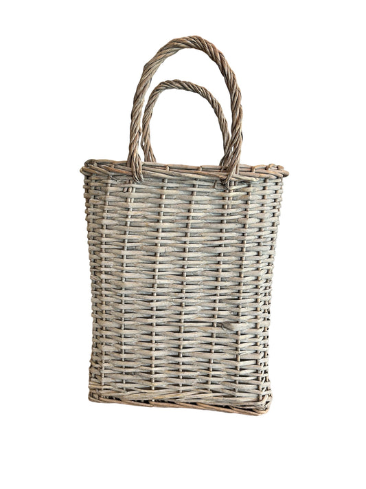 Cesto rettangolare in Rattan con 2 manici. Dimensioni: cm 40 x 27 x 68 h. In negozio e online su tuttochic.live