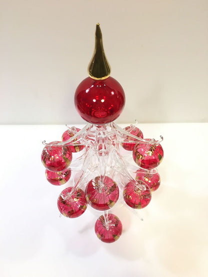 Abete in vetro soffiato con 12 palline rosso/oro, prodotto lavorato, rifinito e decorato completamente a mano. Made in Italy. Dimensioni: cm 22 x 39 h. In negozio e online su tuttochic.live