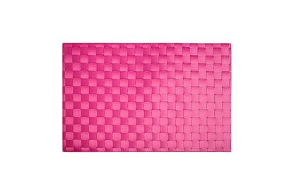 La tovaglietta rettangolare da tavola firmata "Progetto Tognana" è in plastica, resistente e facile da lavare, misura 45x32 cm. In negozio e online su tuttochic.live