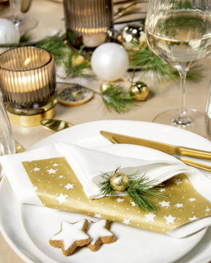 Confezione di 20 tovaglioli di carta a 3 veli decorati con tema Stelle di Natale fondo color oro . Dimensioni: cm 33 x 33. Made in Germany. In negozio e online su tuttochic.live