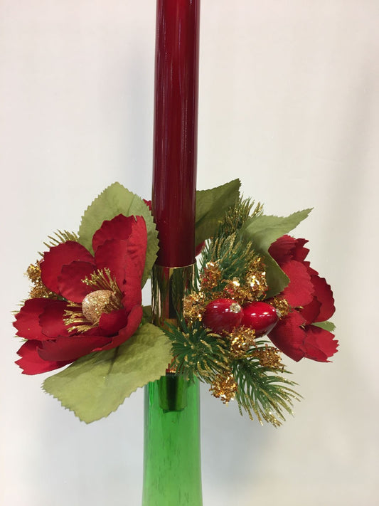 Portacandela disco con innesto, in metallo di colore oro lucido. Trasforma qualsiasi bottiglia, contenitore con bocca stretta in un candeliere. Sul disco del portacandela si può inserire una corona girocandela. Dimensioni: cm 8 x 8 h. In negozio e online su tuttochic.live
