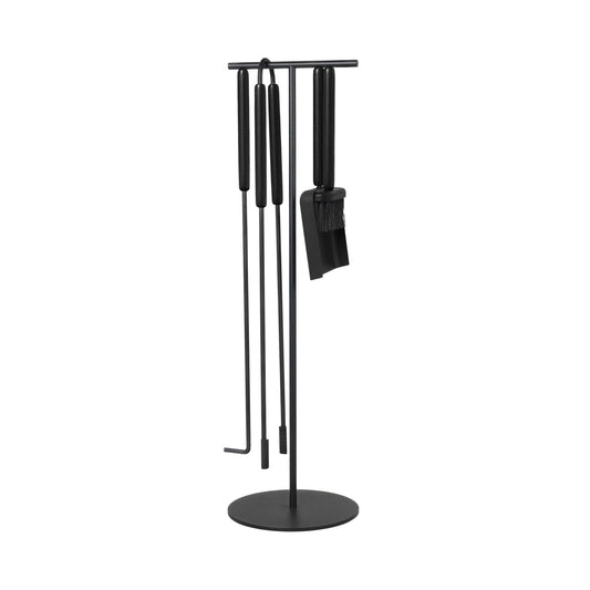 Set da camino in acciaio verniciato a polvere di colore nero. Il set è composto da un supporto che sostiene i seguenti utensili: pala, scopa, attizzatoio e pinza con manici in legno di quercia verniciati in nero. Dimensioni: Altezza: 756 mm Larghezza: 220 mm Lunghezza: 220 mm. In negozio e online su tuttochic.live