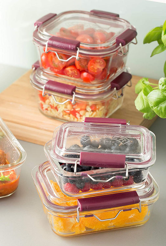 Realizzato in resistente vetro borosilicato, questo contenitore è adatto al congelatore, al forno e al microonde (solo basi).La capacità di questo contenitore è di 0,35 litri/350 ml, perfetta per conservare piccole porzioni di frutta e verdura. Dimensioni: cm14,5 x 12,5 x h 6,8. In negozio e online su tuttochic.live