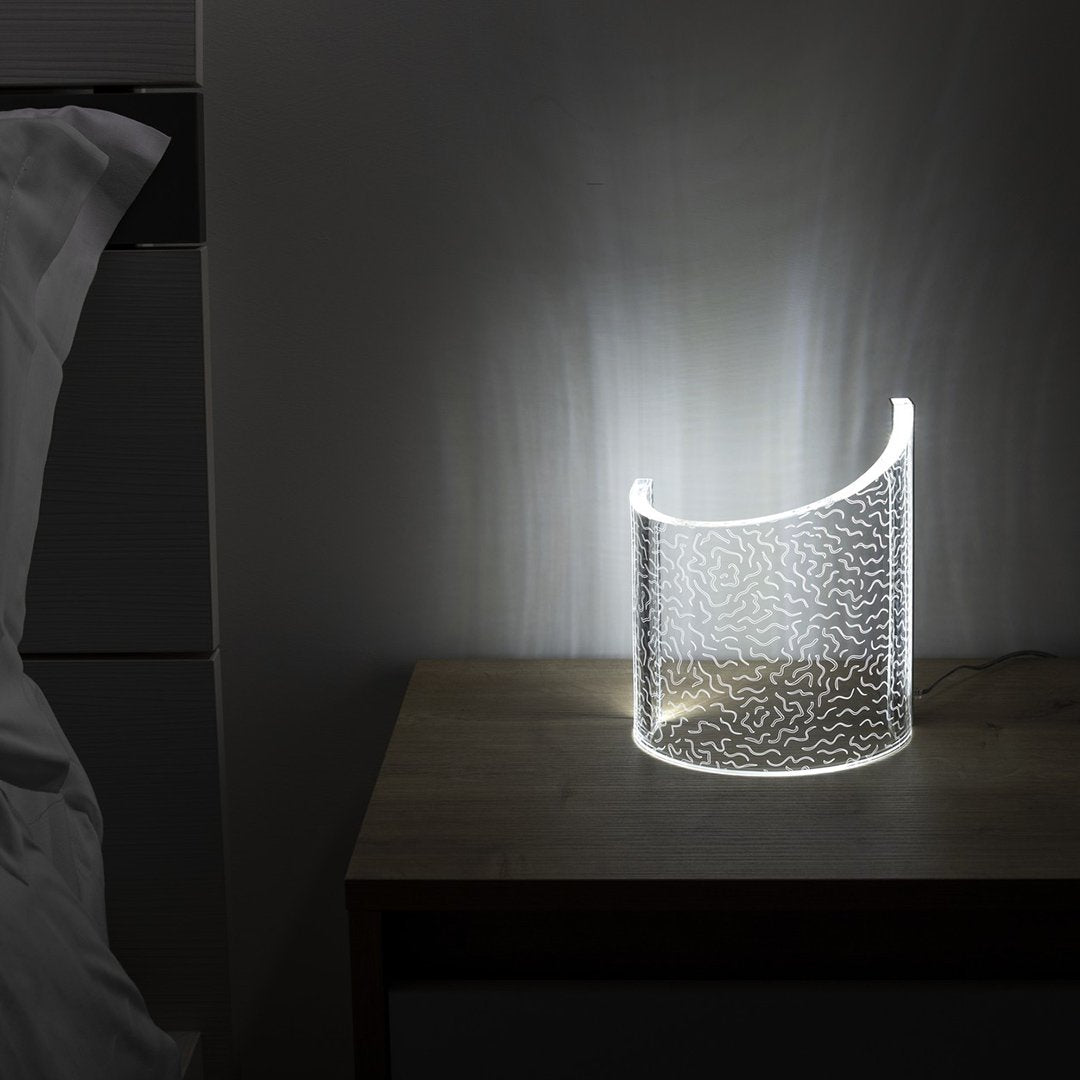Lampada a led in metacrilato Half Abstract Vesta Home. Dimensioni cm 16,5×11×20h. In negozio e online su tuttochic.live