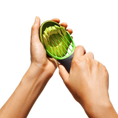 Strumento ideale per dividere, denocciolare e affettare l’avocado in maniera semplice ed efficace. Il pitter si attacca al nocciolo e lo rimuove con una semplice rotazione 