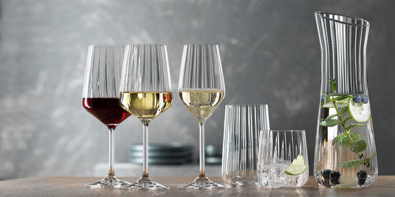 Set di 4 calici champagne in vetro cristallino lavorato. Dimensioni: mm 75 x 223 h - Capacità: 310 ml. Lavabile in lavastoviglie. In negozio e online su tuttochic.live