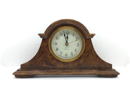 Orologio soprammobile in legno MDF in stile classico con colorazione effetto radica di noce. Dimensioni: cm 28 x 6,5 x h 15,5. In negozio e online su tuttochic.live