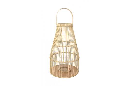 Lanterna in Rattan naturale cm. 26 x 40 I vostri ambienti possono essere enfatizzati dalle lanterne in rattan, per un tocco etnico e raffinato. Scopri le candele e le luci da abbinare. In negozio e online su tuttochic.live