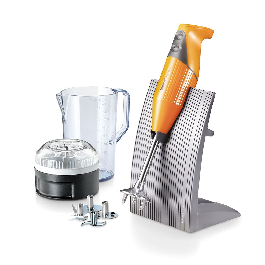 Swissline, precisione svizzera in un piccolo robot da cucina. Lama multiuso, Frusta, Mixer, Lama per carne e verdura, Supporto da banco, Caraffa da 1,0 Lt, Processor Motore AC Doppio isolamento Lunghezza asta: 14 cm Lama multiuso La lama universale di Bamix®. Tritura, taglia e mescola tutto. Online su tuttochic.live