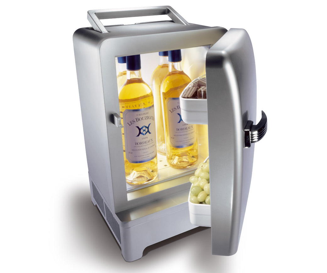 Mini frigo dal design accattivante stile anni 50.Funzionamento mobile in macchina (12V) o funzionamento stazionario sulla rete (230V), funzione di raffreddamento e riscaldamento (ad es. per mantenere caldi i piatti dei fast food sulla strada di casa). In negozio e online su tuttochic.live