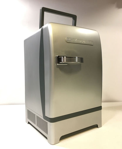 Mini frigo dal design accattivante stile anni 50.Funzionamento mobile in macchina (12V) o funzionamento stazionario sulla rete (230V), funzione di raffreddamento e riscaldamento (ad es. per mantenere caldi i piatti dei fast food sulla strada di casa). In negozio e online su tuttochic.live