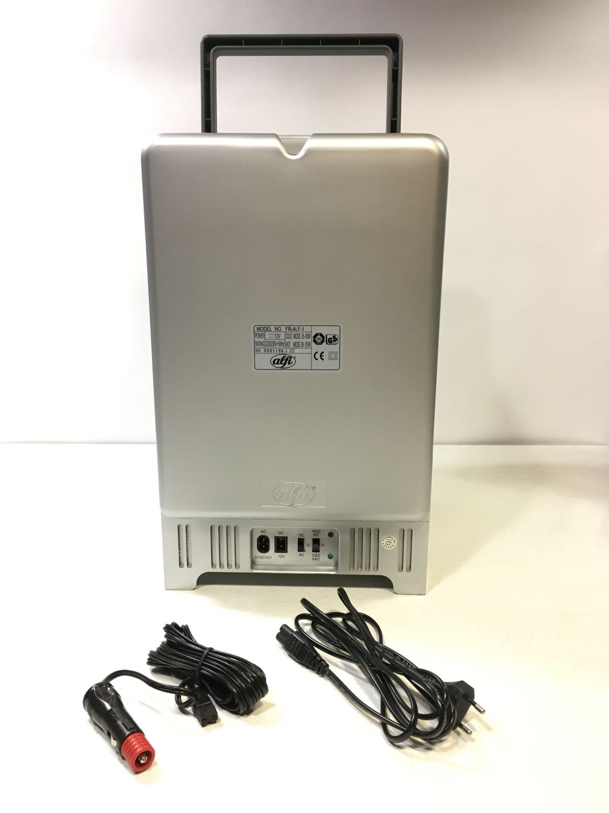 Mini frigo dal design accattivante stile anni 50.Funzionamento mobile in macchina (12V) o funzionamento stazionario sulla rete (230V), funzione di raffreddamento e riscaldamento (ad es. per mantenere caldi i piatti dei fast food sulla strada di casa). In negozio e online su tuttochic.live