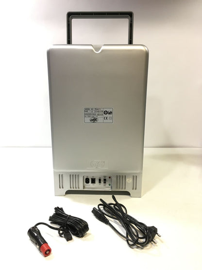 Mini frigo dal design accattivante stile anni 50.Funzionamento mobile in macchina (12V) o funzionamento stazionario sulla rete (230V), funzione di raffreddamento e riscaldamento (ad es. per mantenere caldi i piatti dei fast food sulla strada di casa). In negozio e online su tuttochic.live