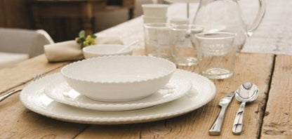 Set di 6 piatti fondi in porcellana lavorata di colore bianco. La linea Momenti, per dare un tocco di eleganza ad ogni apparecchiatura. Dimensioni: diametro cm 20, h 4,5 Utilizzabile in forno tradizionale Utilizzabile in forno a microonde Lavabile in lavastoviglie. In negozio e online su tuttochic.live