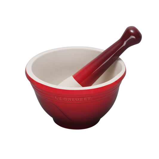 Adatto per tutte le preparazioni, permette di frantumare gli ingredienti senza alcuna difficoltà. La gamma di utensili in ceramica di gres è estremamente funzionale e versatile. Grazie al suo design si adatta a qualsiasi cucina. In negozio e online su tuttochic.live