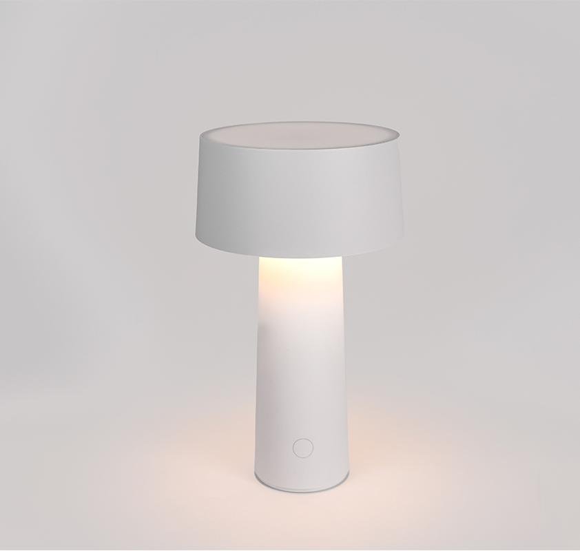 Piccola lampada bianca ricaricabile da mettere sopra un tavolo, sopra un comodino come a terra sul bordo di una stanza. Indicata anche per tavoli esterni di bar e ristoranti. Dimensioni: Ø14 x h26 cm Tipologia illuminazione: Led (Battery) 5W ricaricabile Alimentazione: 5V/1A Grado luminosità: 3000°K. tuttochic.live