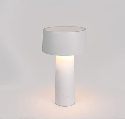 Piccola lampada bianca ricaricabile da mettere sopra un tavolo, sopra un comodino come a terra sul bordo di una stanza. Indicata anche per tavoli esterni di bar e ristoranti. Dimensioni: Ø14 x h26 cm Tipologia illuminazione: Led (Battery) 5W ricaricabile Alimentazione: 5V/1A Grado luminosità: 3000°K. tuttochic.live
