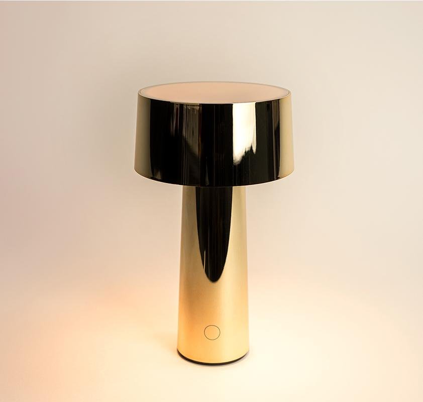 Piccola lampada color oro ricaricabile da mettere sopra un tavolo, sopra un comodino come a terra sul bordo di una stanza. Indicata anche per tavoli esterni di bar e ristoranti. Dimensioni: Ø14 x h26 cm Tipologia illuminazione: Led (Battery) 5W ricaricabile Alimentazione: 5V/1A Grado luminosità: 3000°K. tuttochic.live