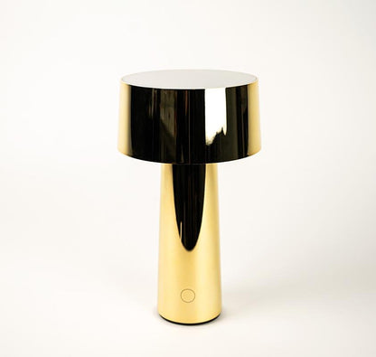 Piccola lampada color oro ricaricabile da mettere sopra un tavolo, sopra un comodino come a terra sul bordo di una stanza. Indicata anche per tavoli esterni di bar e ristoranti. Dimensioni: Ø14 x h26 cm Tipologia illuminazione: Led (Battery) 5W ricaricabile Alimentazione: 5V/1A Grado luminosità: 3000°K. tuttochic.live