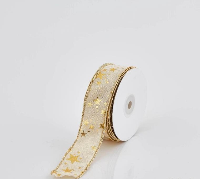 Nastro in tessuto beige con stelle oro con bordi modellabili per creare fiocchi, coccarde e decorare alberi di Natale. Rotolo da 10 metri, nastro largo 38 mm.