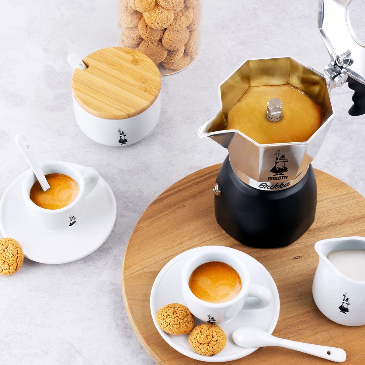 Caffettiera da 2 tazze capace di erogare una doppia crema. Sistema unico e brevettato capace di erogare il caffè come quello della Moka, offrendo una deliziosa crema come un caffè espresso Esclusiva valvola di sicurezza brevettata Bialetti, ispezionabile e di facile pulizia. In negozio e online su tuttochic.live