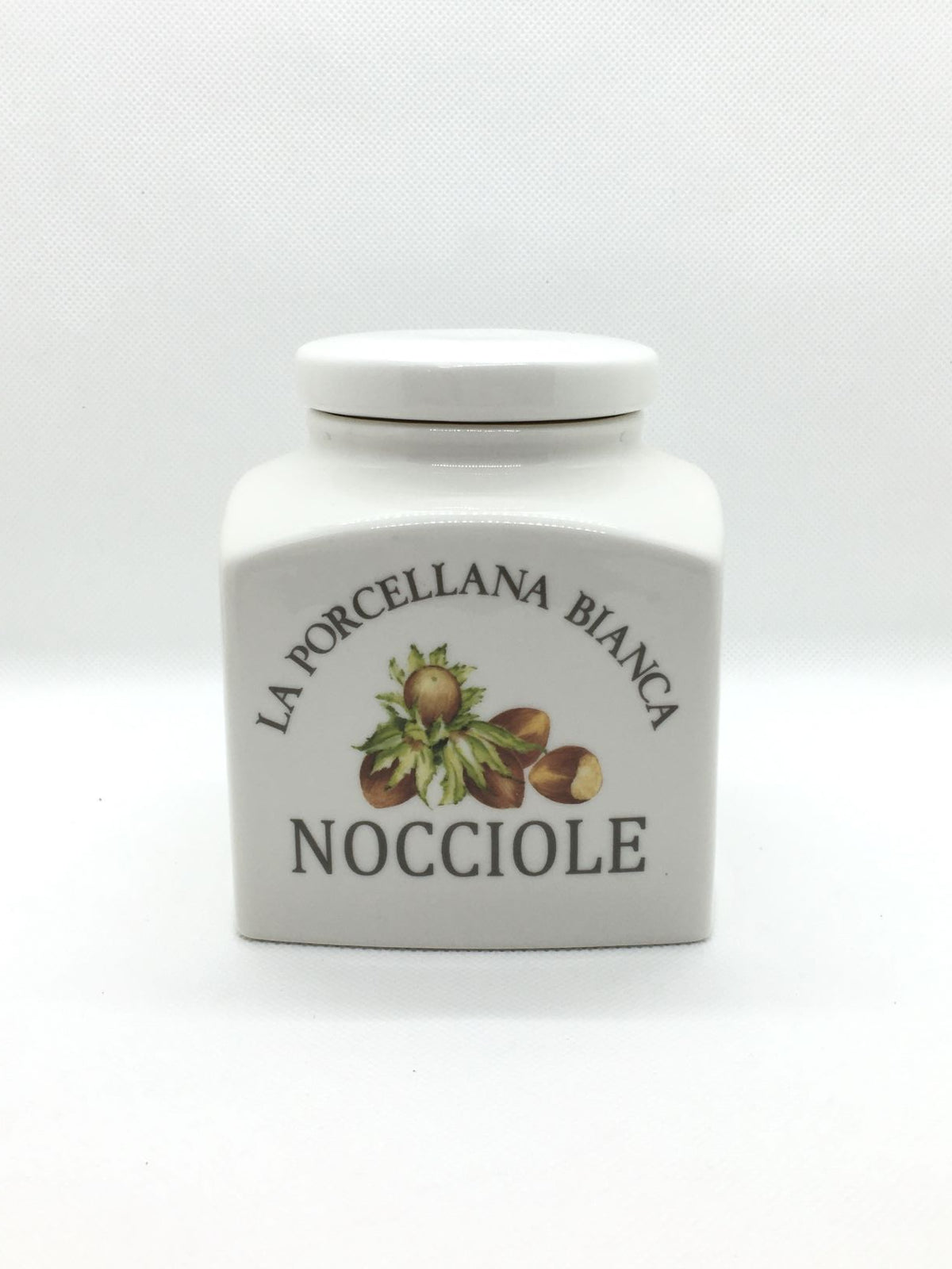 Barattolo in porcellana con scritta decorata Nocciole Dimensioni :9,5x9,5 x h11 cm. Capacità 500cc Portano colore in cucina i funzionali barattoli Conserva, con un’intuitiva illustrazione per catalogare spezie, tè, caffè e tisane, tutti dotati di un pratico tappo a chiusura ermetica. In negozio e online su tuttochic.live