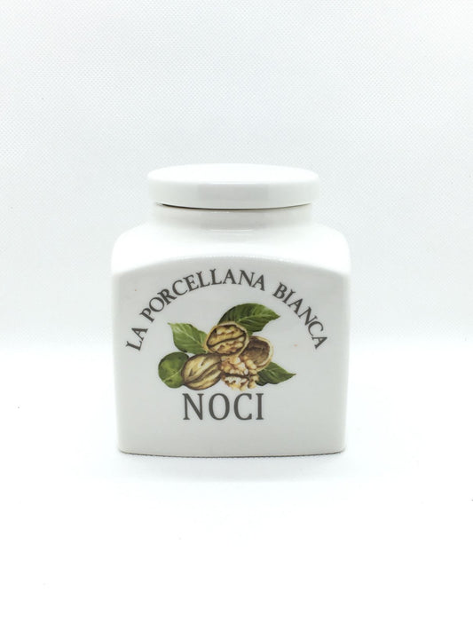 Barattolo in porcellana con scritta decorata Noci. Dimensioni : 9,5x9,5 x h11 cm. Capacità 500cc Portano colore in cucina i funzionali barattoli Conserva, con un’intuitiva illustrazione per catalogare spezie, tè, caffè e tisane, tutti dotati di un pratico tappo a chiusura ermetica. In negozio e online su tuttochic.live