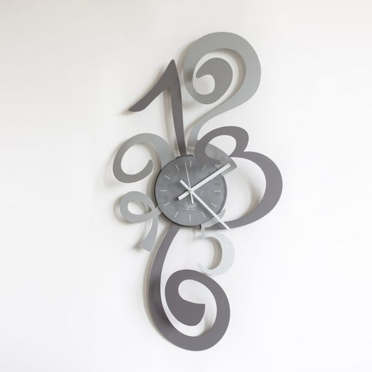 Orologio da parete in metallo disponibile in vari colori. Dimensione: 40x80H. In negozio e online su tuttochic.live