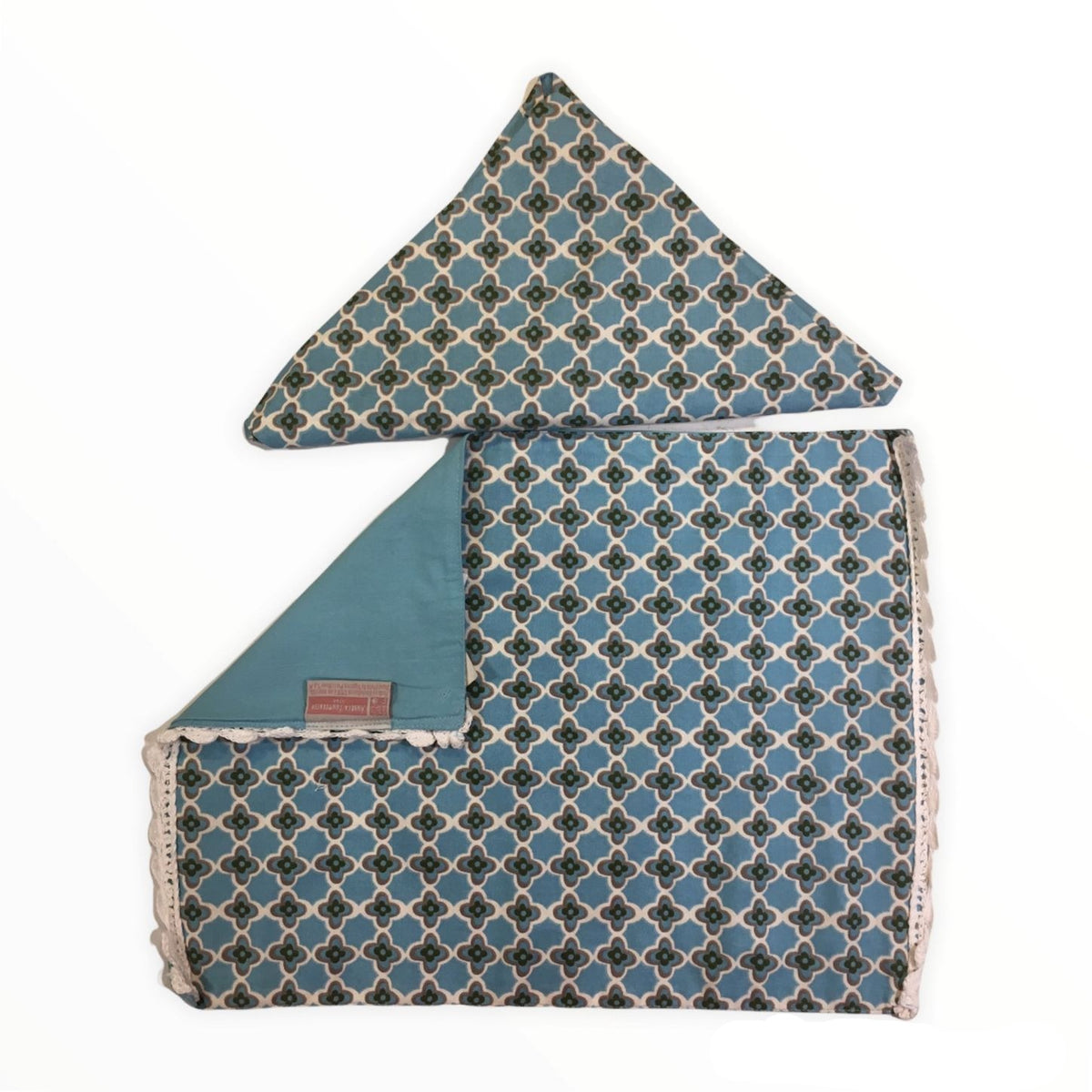 Tovaglietta rettangolare in cotone, resistente e facile da lavare, misura 45x33 cm. Questa tovaglietta americana è adatta per arredare la tavola per le tue colazioni o i tuoi pranzi informali. In negozio e online su tuttochic.live