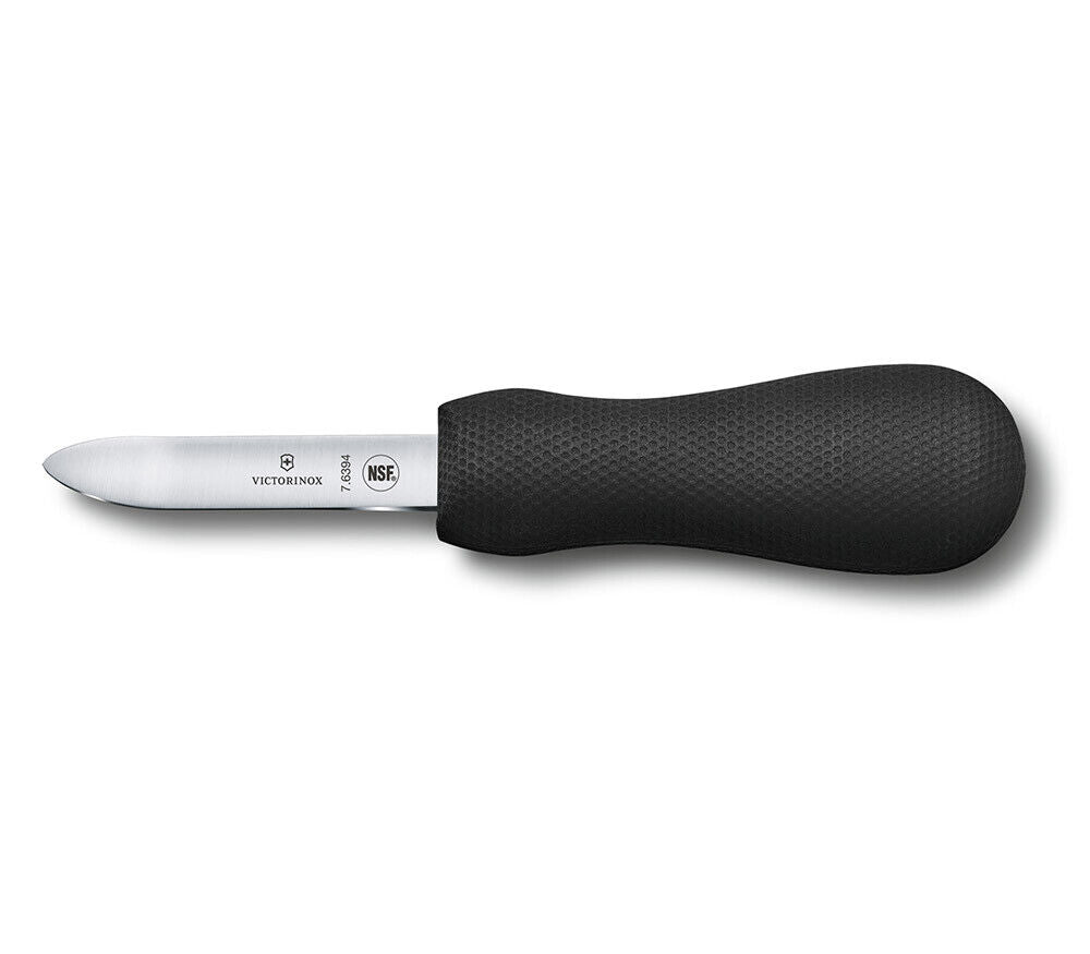 Coltello per sgusciare le ostriche, uno strumento indispensabile del kit di cucina per gli amanti dei frutti di mare. • Impugnatura ergonomica• Manico in materiale sintetico antiscivolo• Lunghezza lama: 7 cm• Lavabile in lavastoviglie Dimensioni 166 x 36 x 23 mm Peso 82 gr. In negozio e online su tuttochic.live