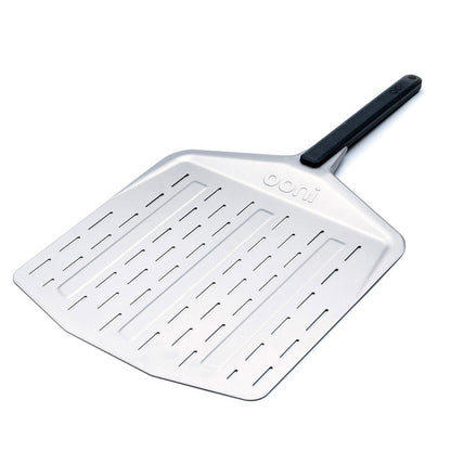 Pala forata per pizza, professionale e leggera. Il bordo molto sottile facilita la rotazione e il recupero delle pizze dal forno. • Materiale: Alluminio anodizzato, nylon rinforzato• Dimensioni: 74 x 37 x 4 cm • Peso: 0,6 Kg. In negozio e online su tuttochic.live