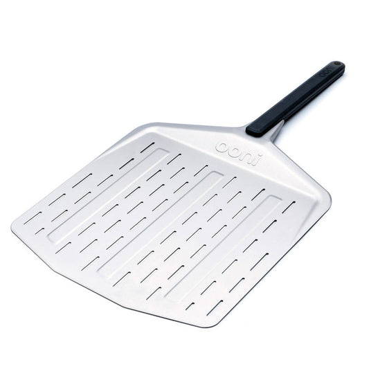 Pala forata per pizza, professionale e leggera. Il bordo molto sottile facilita la rotazione e il recupero delle pizze dal forno. • Materiale: Alluminio anodizzato, nylon rinforzato• Dimensioni: 74 x 37 x 4 cm • Peso: 0,6 Kg. In negozio e online su tuttochic.live