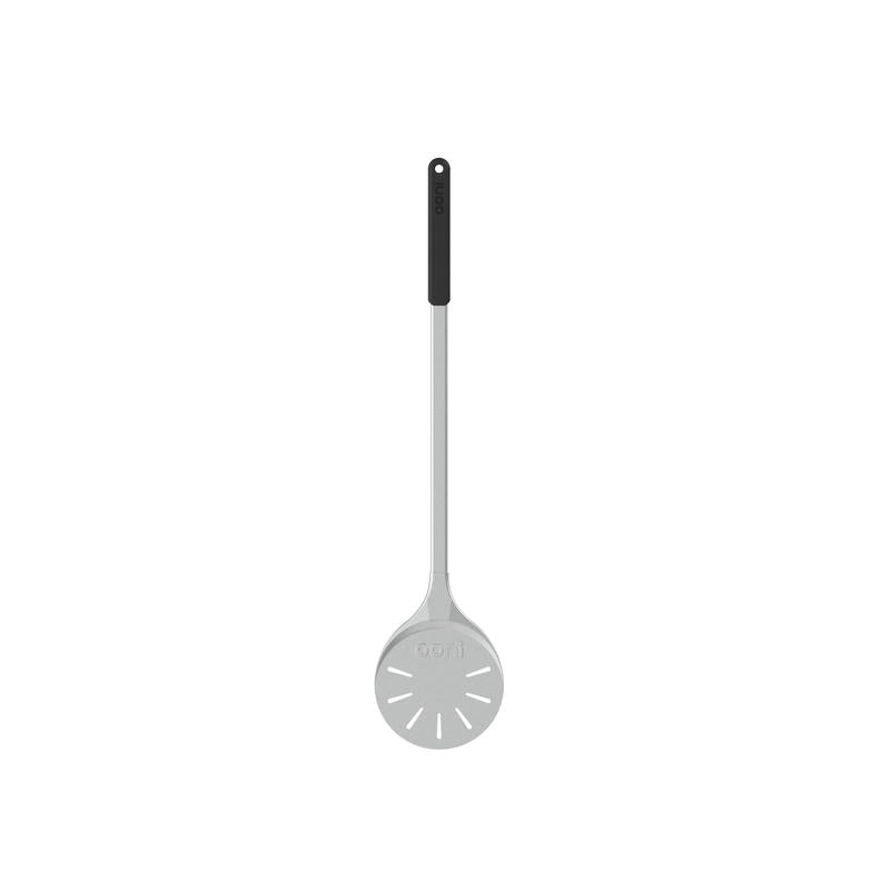 Pala per pizza in alluminio con manico lungo. Antiaderente, mantiene la pizza a contatto con il piano di cottura in pietra mentre la fai girare e i fori permettono alla farina di cadere. • Materiale: Alluminio anodizzato, nylon rinforzato • Dimensioni: 17 x 80 x 1 cm • Peso: 0,6 Kg. In negozio e online su tuttochic.live