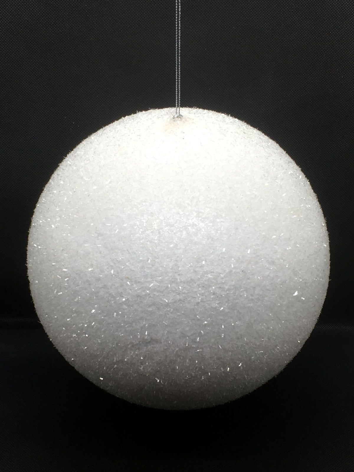 Decoro sfera grande Pax in polistirolo ricoperta di glitter color bianco effetto ghiacciato. Diametro cm 20. In negozio e online su tuttochic.live