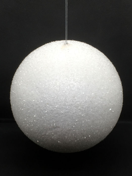 Decoro sfera grande Pax in polistirolo ricoperta di glitter color bianco effetto ghiacciato. Diametro cm 20. In negozio e online su tuttochic.live