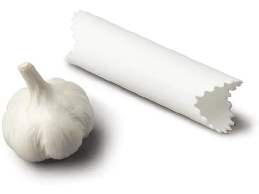 Pela aglio in silicone  Facile da Usare: Basta tagliare la testa dell'aglio e mettere gli spicchi d'aglio nel tubo, quindi strofinare con le mani e rotolare avanti e indietro, sbucciare la pelle dell'aglio in pochi secondi. Dimensioni: cm Ø 3,5 x 13. In negozio e online su tuttochic.live