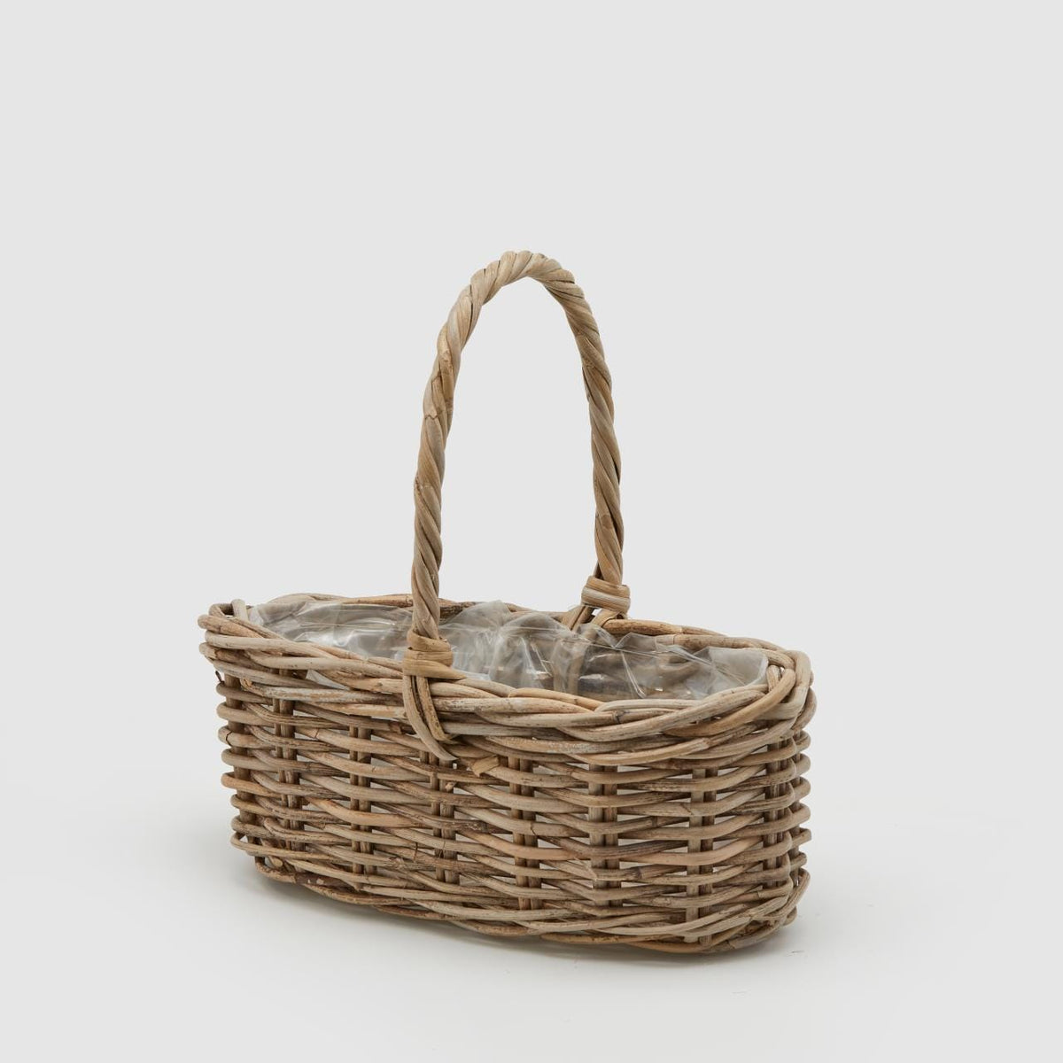 Cesto ovale in Rattan con manico. Dimensioni: cm 40 x 21 x 33 h. In negozio e online su tuttochic.live