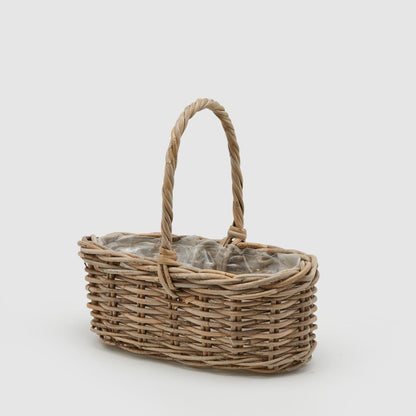 Cesto ovale in Rattan con manico. Dimensioni: cm 40 x 21 x 33 h. In negozio e online su tuttochic.live