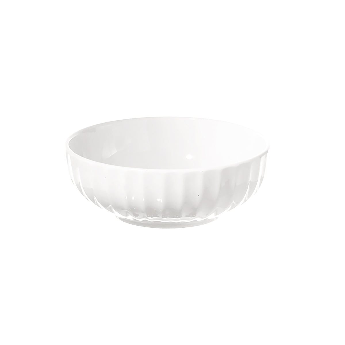 Insalatiera in porcellana bianca a coste. Dimensioni: diametro 26 cm altezza 9 cm Fascino rétro: le più classiche scodelle della nonna con i tipici bordi scanalati. Utilizzabile in forno tradizionale Utilizzabile in forno a microonde Lavabile in lavastoviglie. In negozio e online su tuttochic.live